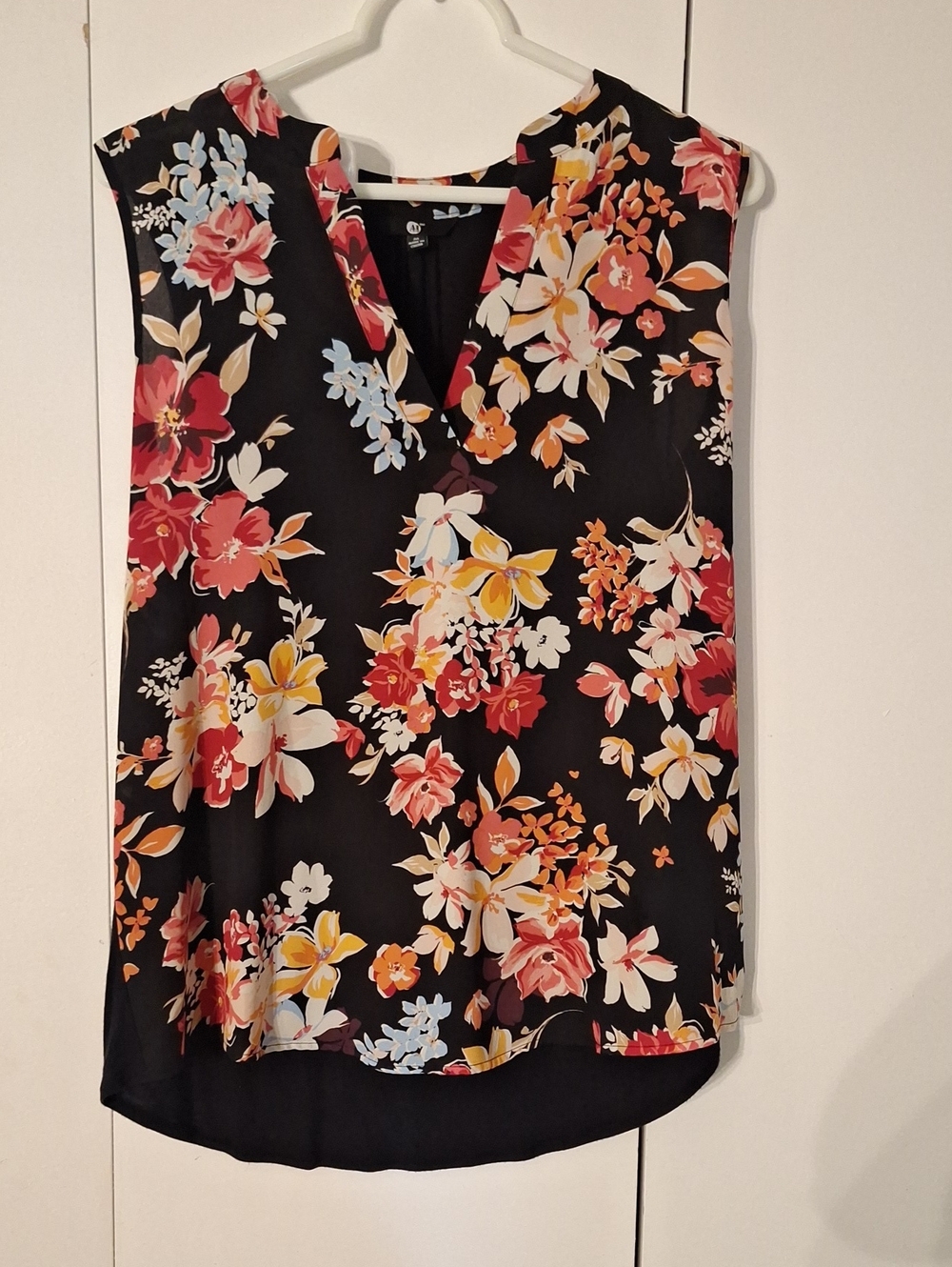Black Floral V-Neck Sleeveless Camisole